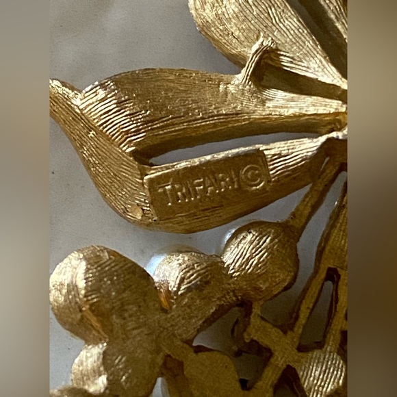 Vintage 60’s Trifari Pearl & Rhinestone Pin - Picture 6 of 9